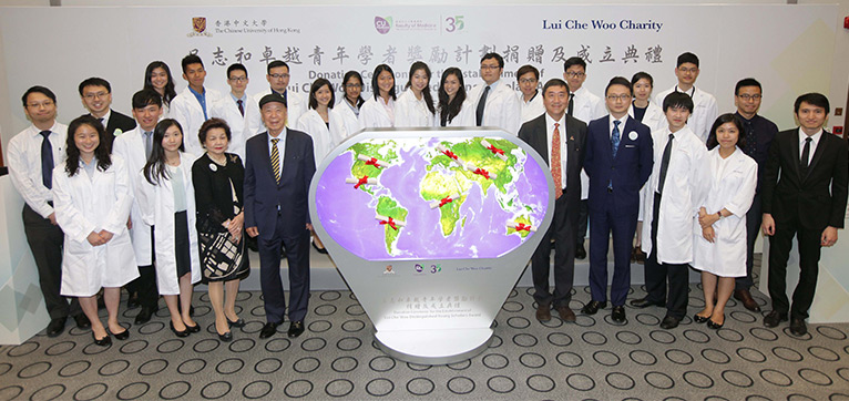 Dr. LUI Che-woo and Mrs. LUI, Prof. Joseph SUNG and Prof. Francis CHAN officiate at the launching ceremony of the "Lui Che Woo Distinguished Young Scholars Award".